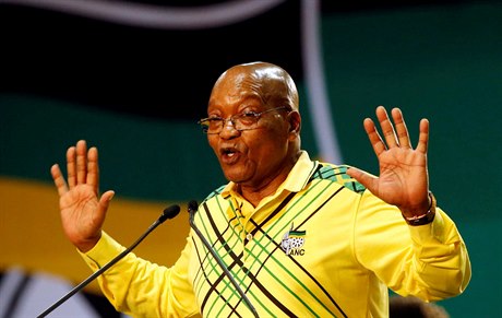Zuma podle veho zatím navzdory korupním skandálm odstoupit nehodlá.