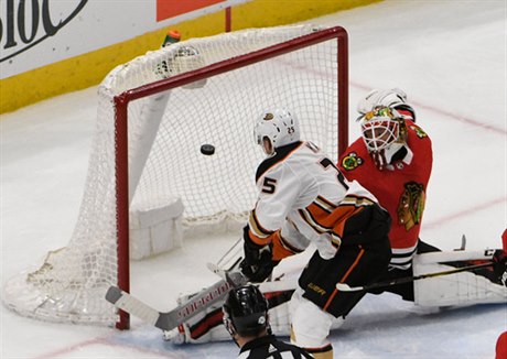 Ondej Kae skóruje v zápase proti Chicago Blackhawks.