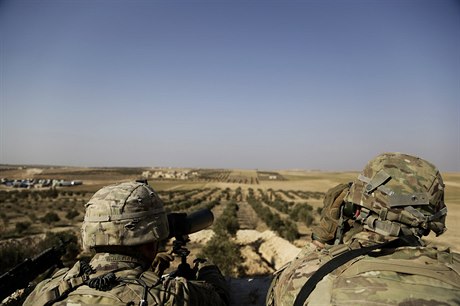 Američtí vojáci pozorují tureckou hranici nedaleko města Manbidž.