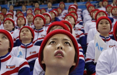 Roztleskávaky ze Severní Koreje sedí na tribun zimního stadionu.