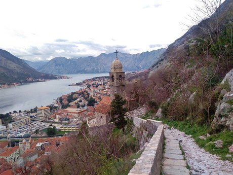 Výhled z opevnění na Kotorský záliv.