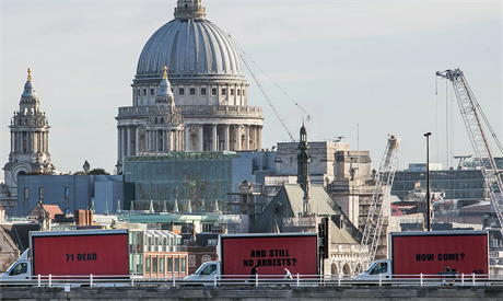 Ti billboardy aktivistické skupiny Justice 4 Grenfell.