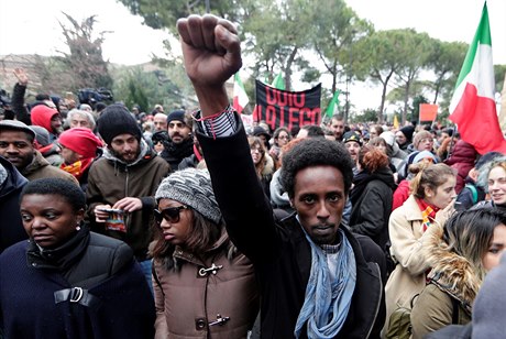 Protesty v Itálii jsou reakcí na postelení esti lidí tmavé pleti extremistou.