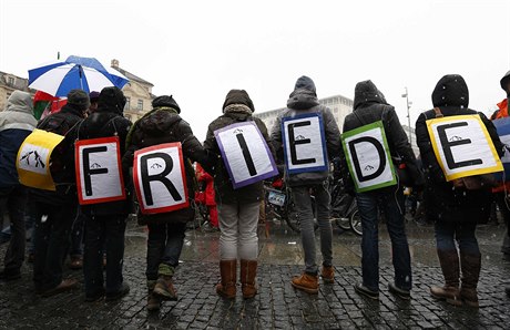 „Mír“, žádají protestující v Mnichově.
