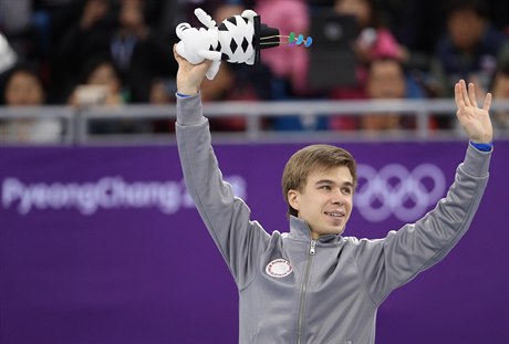 Semjon Jelistratov se raduje z bronzové medaile.