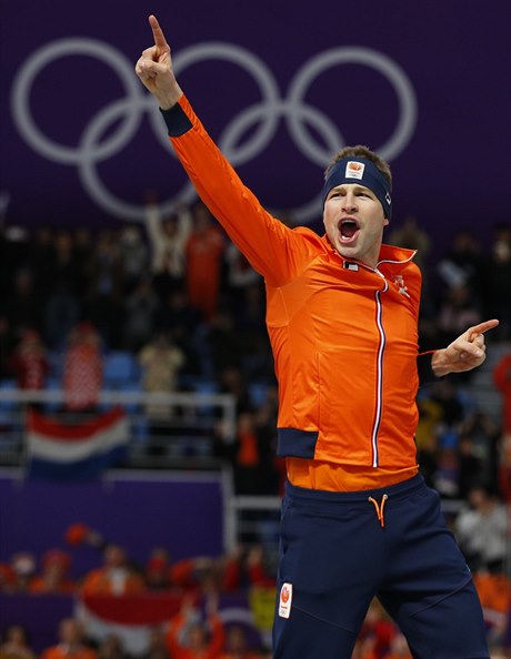 Sven Kramer se raduje ze tetího olympijského zlata na trati 5000 metr v ad.