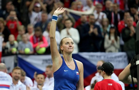 Petra Kvitová se raduje z českého postupu do semifinále Fed Cupu.