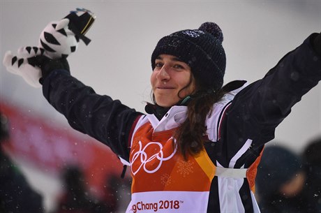 Perrine Laffontová se raduje z neekaného olympijského zlata.