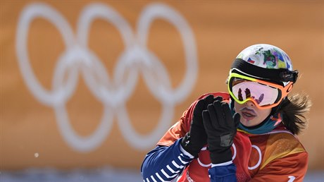 Eva Samková se raduje po dojezdu finále snowboardcrossu