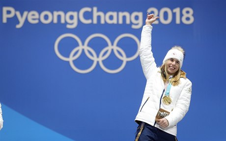 Ester Ledecká si užívá státní hymnu po vítězství na olympijských hrách v Pchjongčchangu