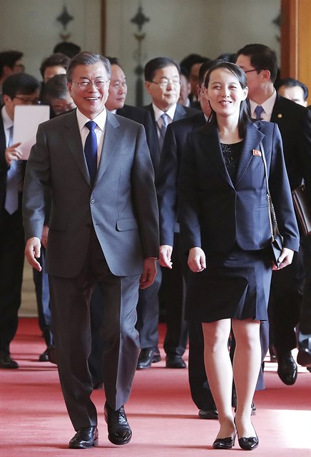 Jihokorejský prezident Mun e-in a sestra vdce KLDR Kim Jo-ong.