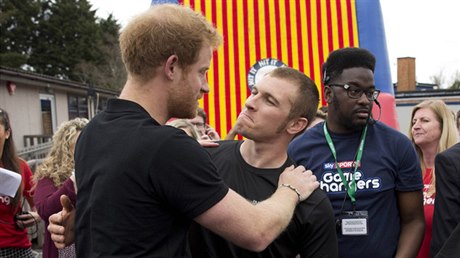 Scott Meenagh v objetí s princem Harrym bhem Invictus Games.