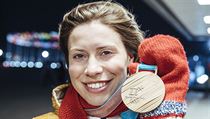 Snowboardistka Eva Samková s bronzovou medailí ze ZOH 2018.