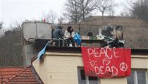 Aktivisté se uchýlili na střechu.
