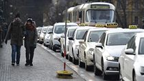 Protestujc taxiki blokuj dopravu.