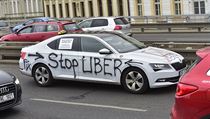 Zastavte Uber, hlsali taxiki bhem protest.