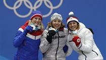 Medailistky z biatlonovho sprintu (zleva) Marte Olsbuov, Laura Dahlmeierov a...