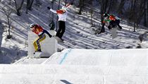 Eva Samková ve finále snowboardcrossu na olympijských hrách v Pchjongčchangu