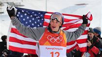 Nick Goepper se raduje ze stříbrné medaile ve slopestylu.