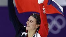 Karolna Erbanov slav bronzovou medaili s eskou vlajkou.