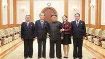 Severokorejsk olympijsk delegace a vdce Kim ong-un (uprosted).