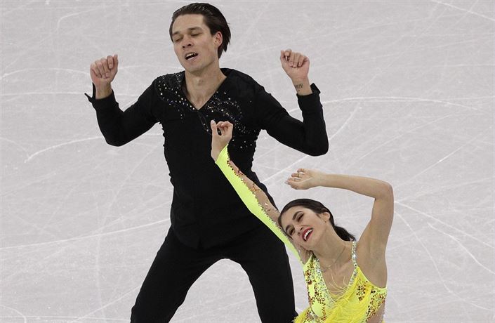 Cortney Mansourová a Michal eka pi krátkém programu krasobrusla.