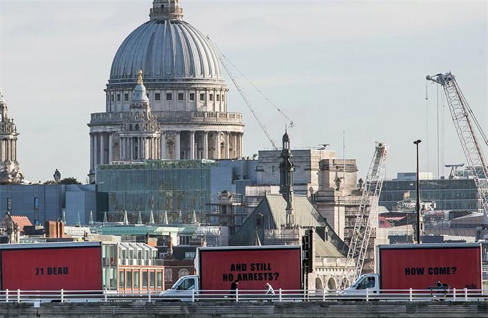 T�i billboardy aktivistické skupiny Justice 4 Grenfell.