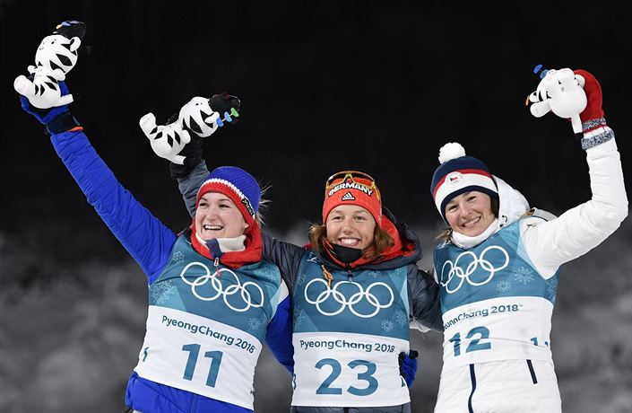 Medailistky biatlonového sprintu �en: Marte Olsbuová z Norska, Laura...
