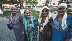 Buchara, Uzbekistán. Uzbecké eny v typických oblecích. Holky si asto oboí i...