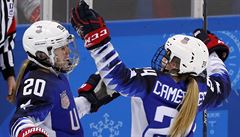 Hannah Brandtová (vlevo) slaví jeden z gólu amerického týmu na olympiád v...