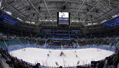 Úvodní buly zápas Slovensko vs. OSR hokejového olympijského turnaje.