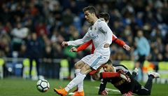 Cristiano Ronaldo stílí jednu ze svých tí branek do sít San Sebastianu