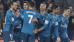 Hrái Realu Madrid oslavují branku Marca Asensia