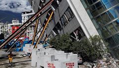 Zhroucená budova po zemtesení ve mst Chua-lien na Taiwanu.