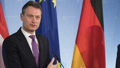 Nizozemský ministr zahraničí odstoupil, přiznal se ke lži o setkání s Putinem