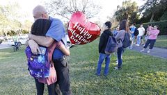 len rodiny objímá studentku po útoku v americkém Parklandu.