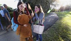 Evakuovaní studenti ekají na odvoz po útoku v americkém Parklandu.