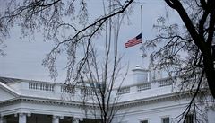 Americká vlajka na Bílém dom staená na pl erdi po stelb v Parklandu.
