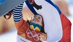 Olympijská snowboardistka Eva Samková vyzdvihuje své prkno do vzduchu na oslavu...