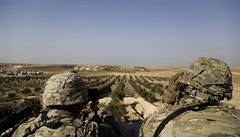 Amerití vojáci pozorují tureckou hranici nedaleko msta Manbid.