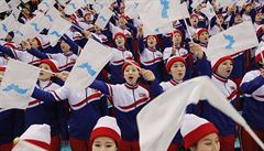 Severokorejské roztleskávaky mávají vlajekami.