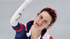 Martina Sáblíková oslavuje medaili.