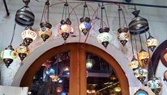 V Mostaru lze koupit ledacos - taky, servírovací podnosy na kávu i lampiky...