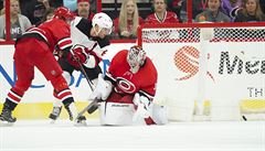 Dvacetiletý Zacha posunul New Jersey v 36. minut do vedení 2:1.