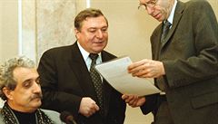Listopad 2001. louf coby poradce tehdejího premiéra Miloe Zemana hovoí s...