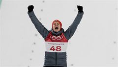 Andreas Wellinger se raduje z triumfu na olympijských hrách.