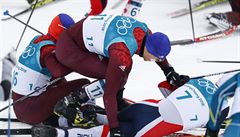 Vítz skiatlonu Simen Krueger (vpravo) se v úvodu závodu zapletl do hromadného...
