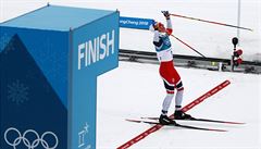 Nor Simen Krueger si dojídí pro senzaní zlato ve skiatlonu.