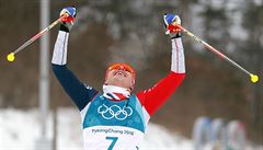 Radost Simena Kruegera z neekaného triumfu ve skiatlonu.