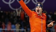 Sven Kramer se raduje ze třetího olympijského zlata na trati 5000 metrů v řadě.